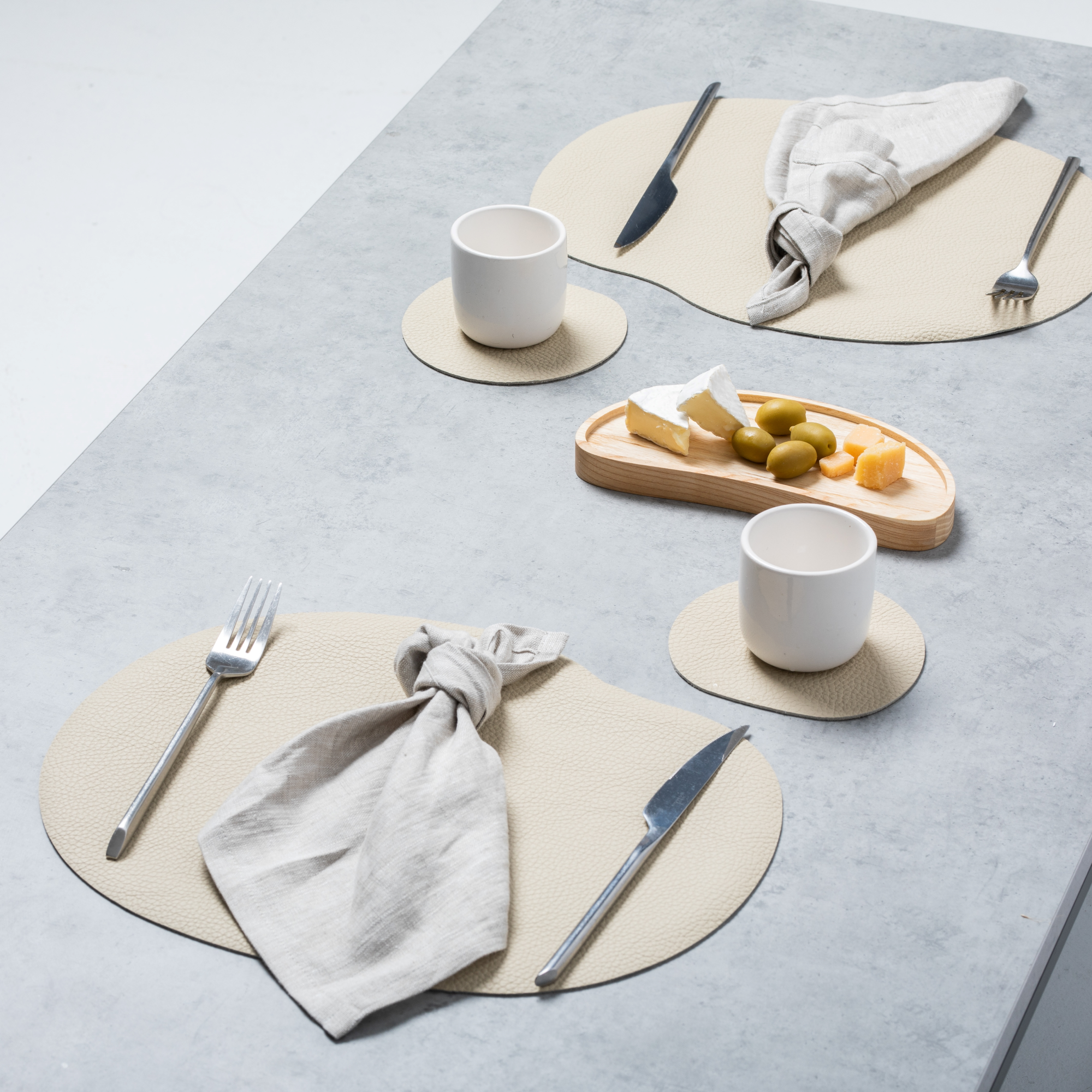 Natural leather placemat and coaster, ivory